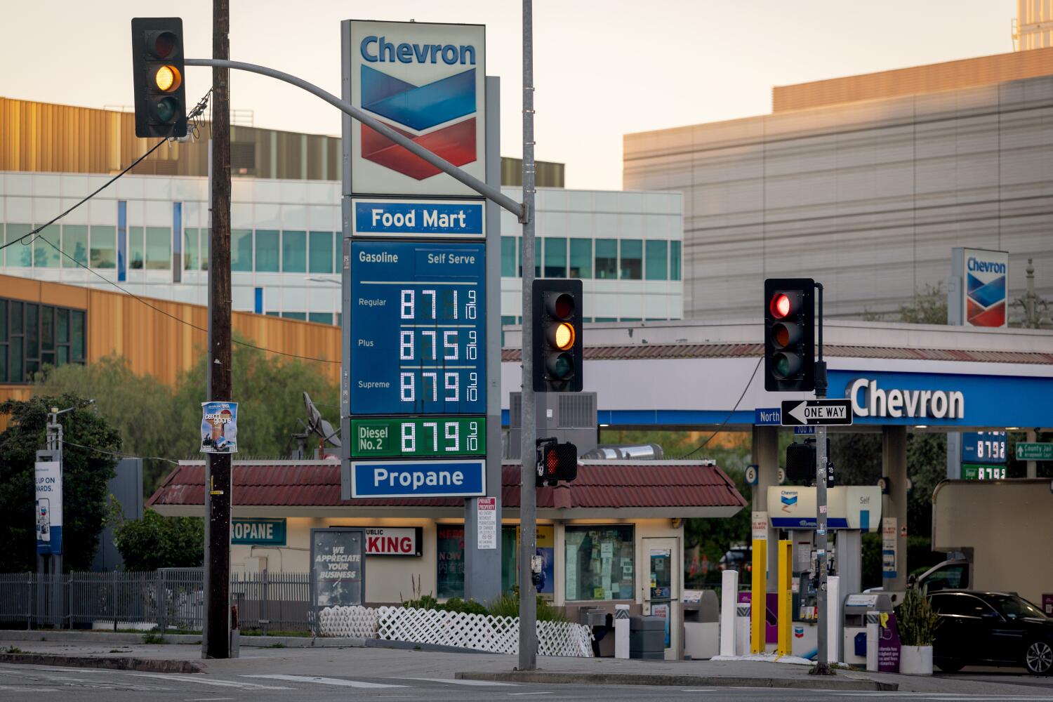 Gasoline price gouging in California draws a warning